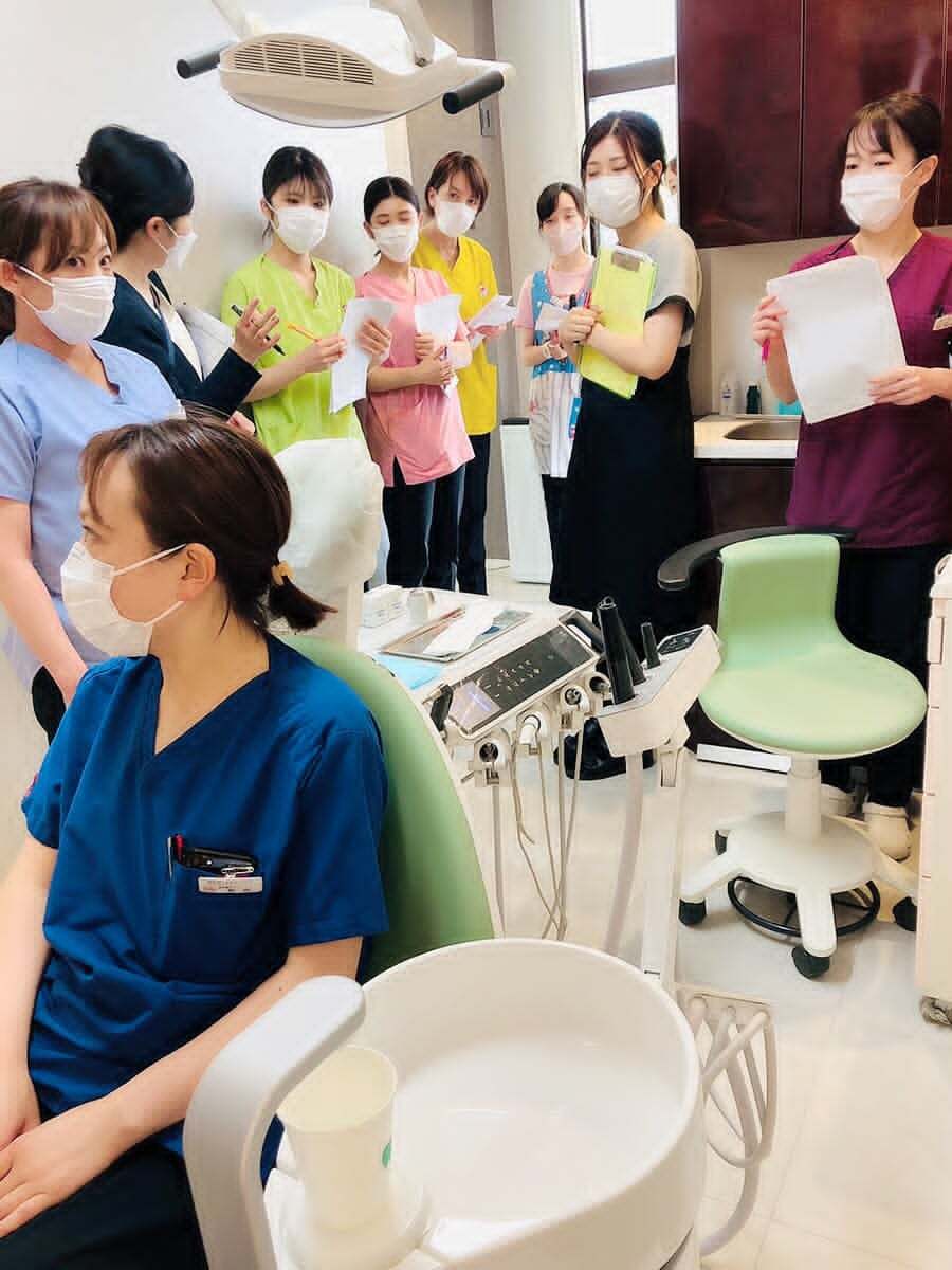 患者に寄り添うクリニックスタッフ