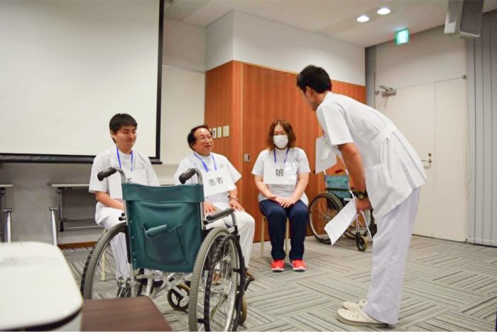 医療現場で対応するスタッフ