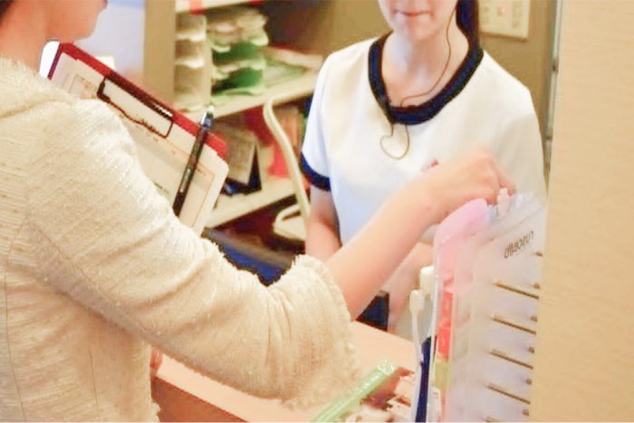 対応に悩む受付スタッフ