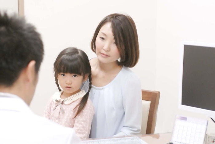 診療する医師